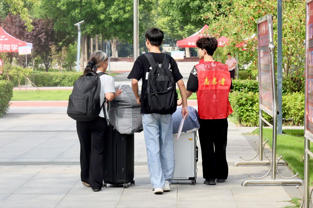 校领导到高铁站接站点看望慰问志愿者