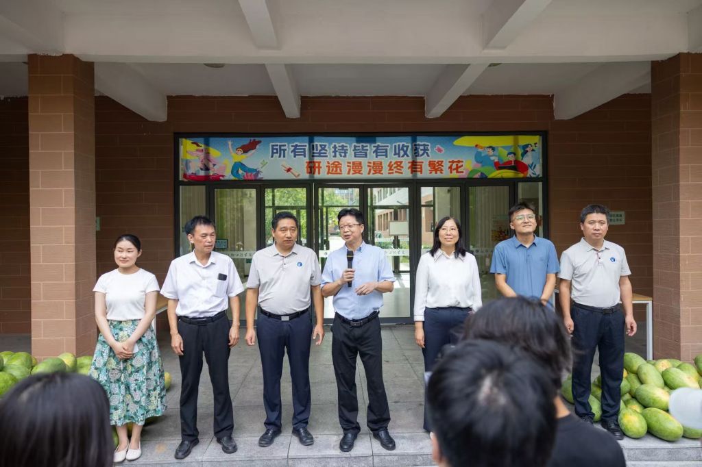 副校长韩国立看望慰问暑期留校的ky8