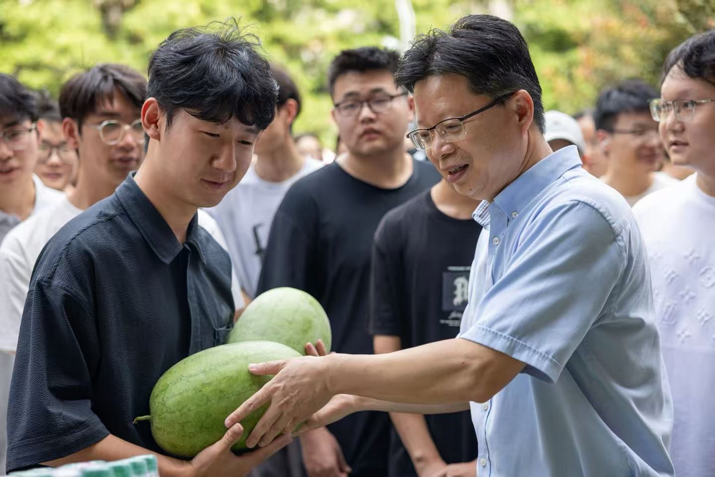 为同学们送出3200余斤西瓜